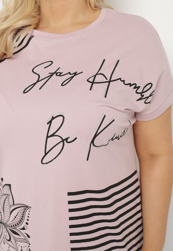 Born2be - Jasnofioletowy T-shirt Ozdobiony Napisem i Paskami Olirvenia. Okazja: na co dzień. Kolor: fioletowy. Materiał: jeans. Wzór: napisy, aplikacja. Styl: casual
