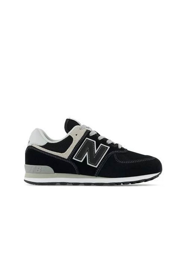 Buty do chodzenia dla dzieci New Balance 574. Zapięcie: sznurówki. Kolor: wielokolorowy, czarny, szary. Materiał: materiał, tkanina, syntetyk. Szerokość cholewki: normalna. Model: New Balance 574. Sport: turystyka piesza