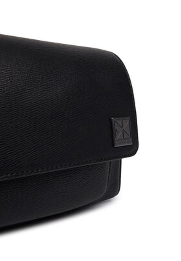 Calvin Klein Torebka Emblem Hw Small Slap Messenger LV04D3367G Czarny. Kolor: czarny. Materiał: skórzane