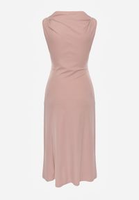 Born2be - Jasnoróżowa Wizytowa Sukienka Taliowana z Metaliczną Ozdobą Aroos. Okazja: na co dzień. Kolor: różowy. Wzór: aplikacja. Typ sukienki: proste. Styl: wizytowy #4