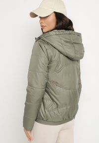 Born2be - Zielona Casualowa Kurtka z Kapturem i Ozdobnymi Sznurkami Evialinae. Okazja: na co dzień. Typ kołnierza: kaptur. Kolor: zielony. Materiał: jeans, poliester. Styl: casual #7