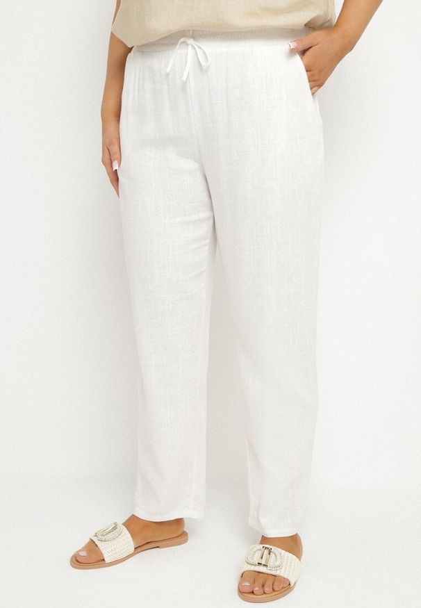 Born2be - Białe Spodnie z Lnem i Elastyczną Gumką w Pasie Nativena. Okazja: na co dzień. Kolekcja: plus size. Kolor: biały. Materiał: len. Styl: casual