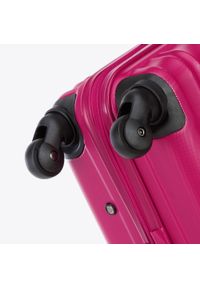 Wittchen - Średnia walizka z zawieszką różowa. Kolor: różowy. Materiał: guma. Wzór: kolorowy. Styl: elegancki, wakacyjny #5