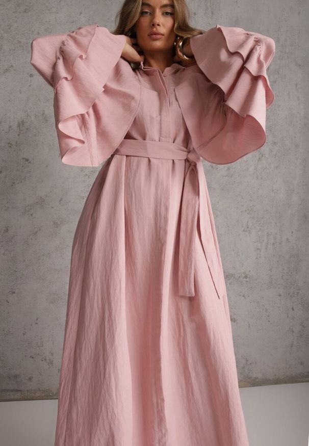 Renee - Różowa Koszulowa Sukienka z Wiskozy Ozdobiona Paskiem i Falbanami Tinethra. Okazja: na co dzień. Kolor: różowy. Materiał: wiskoza. Wzór: aplikacja. Typ sukienki: koszulowe. Styl: casual, elegancki, wizytowy