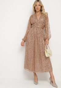 Born2be - Złota Sukienka Siateczkowa o Kopertowym Kroju Zdobiona Cekinami Boniga. Typ kołnierza: dekolt w kształcie V. Kolor: złoty. Wzór: aplikacja. Typ sukienki: kopertowe. Styl: klasyczny, wizytowy #2