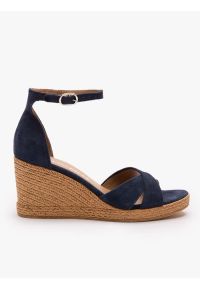 Ryłko - Granatowe sandały na koturnie. Zapięcie: sprzączka. Kolor: niebieski. Materiał: skóra, welur. Sezon: wiosna, lato. Obcas: na koturnie. Styl: street, elegancki. Wysokość obcasa: średni #1