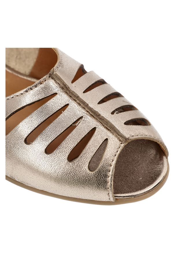 Baleriny damskie Maciejka, cholewka skóra naturalna metaliczny połysk ażurowe wycięcia odkryty nosek wsuwany fason, miedziane, P7541-32/00-1. Okazja: na co dzień. Nosek buta: otwarty. Kolor: złoty. Materiał: skóra. Szerokość cholewki: normalna. Wzór: ażurowy. Styl: elegancki, casual