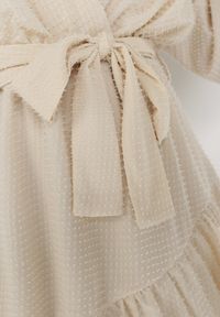 Born2be - Beżowa Sukienka Pronynome. Kolor: beżowy. Materiał: tkanina, guma. Wzór: aplikacja. Typ sukienki: kopertowe. Długość: mini #3