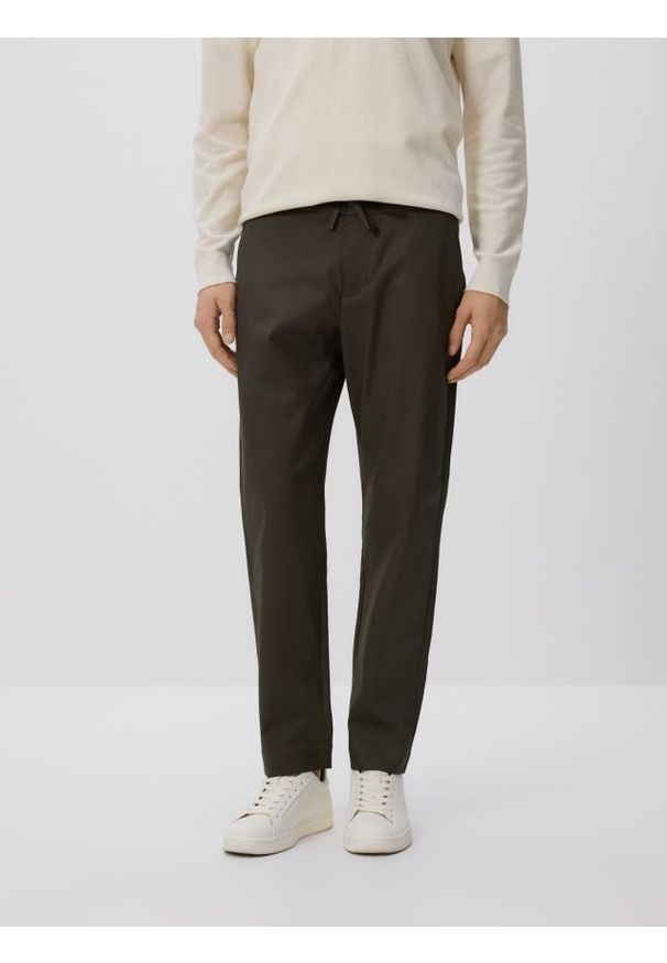 Reserved - Spodnie carrot fit - zielony. Kolor: zielony. Materiał: tkanina