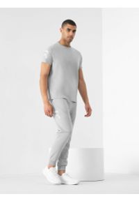 4f - Spodnie dresowe joggery z bawełny organicznej męskie 4F x Robert Lewandowski. Kolor: szary. Materiał: bawełna, dresówka. Wzór: nadruk. Sport: fitness #1