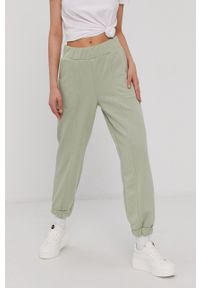 Pieces Spodnie damskie kolor zielony melanżowe. Kolor: zielony. Materiał: bawełna. Wzór: melanż