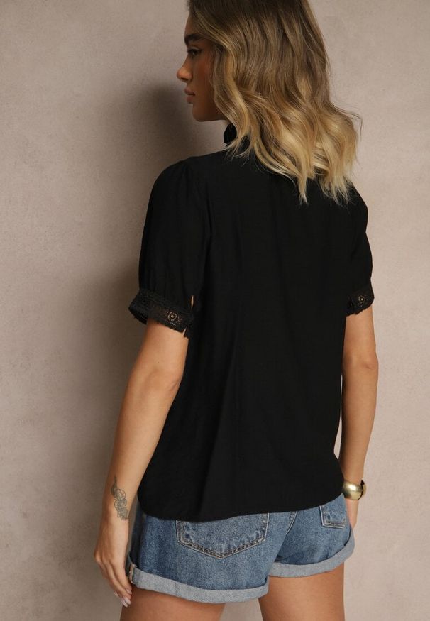 Renee - Czarna Koszula z Wiskozy ze Stójką i Koronkowymi Wstawkami Tesinea. Okazja: na co dzień. Typ kołnierza: kołnierzyk stójkowy. Kolor: czarny. Materiał: wiskoza, koronka. Długość rękawa: krótki rękaw. Długość: krótkie. Styl: casual