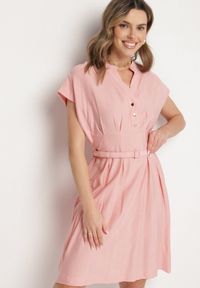 Born2be - Różowa Sukienka z Wiskozy o Rozkloszowanym Kroju z Paskiem Sepina. Okazja: na co dzień. Typ kołnierza: dekolt w serek. Kolor: różowy. Materiał: wiskoza. Długość rękawa: krótki rękaw. Wzór: aplikacja. Sezon: lato. Styl: elegancki, casual, klasyczny #2
