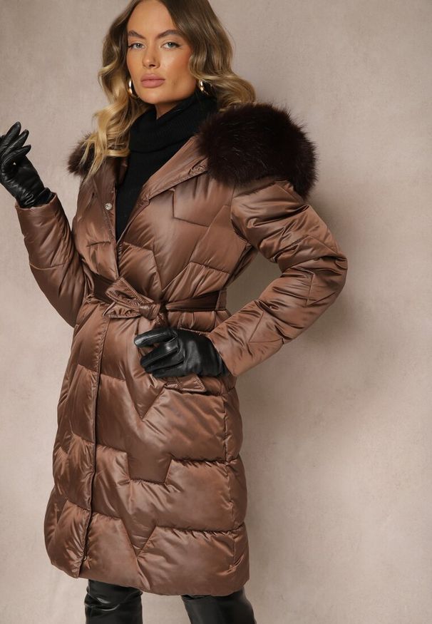 Renee - Brązowa Długa Kurtka Pikowana z Odpinanym Kołnierzem i Paskiem Rinarella. Okazja: na co dzień. Kolor: brązowy. Materiał: jeans. Długość: długie. Sezon: zima. Styl: casual, elegancki