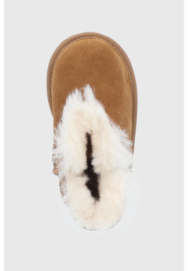 Ugg - UGG Śniegowce zamszowe dziecięce Bailey Zip Short kolor brązowy. Nosek buta: okrągły. Kolor: brązowy. Materiał: zamsz. Szerokość cholewki: normalna