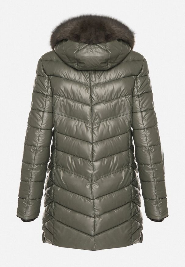 Born2be - Zielona Pikowana Kurtka o Taliowanym Kroju z Kapturem z Futerkiem Naleanna. Okazja: na co dzień. Typ kołnierza: kaptur. Kolor: zielony. Materiał: futro. Styl: casual