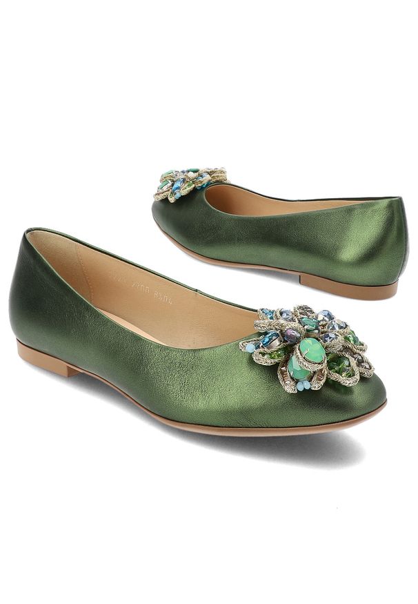 Zielone Baleriny Armodo Eleganckie Obuwie Damskie Ze Skóry Naturalnej. Kolor: zielony. Materiał: skóra. Wzór: aplikacja. Obcas: na obcasie. Styl: elegancki. Wysokość obcasa: niski