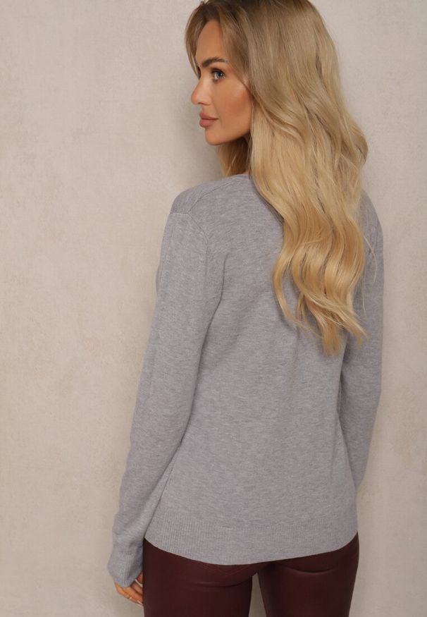 Renee - Szary Minimalistyczny Sweter z Dekoltem w Kształcie Litery V Sinovae. Okazja: na co dzień. Typ kołnierza: dekolt w kształcie V. Kolor: szary. Materiał: jeans. Styl: elegancki, casual