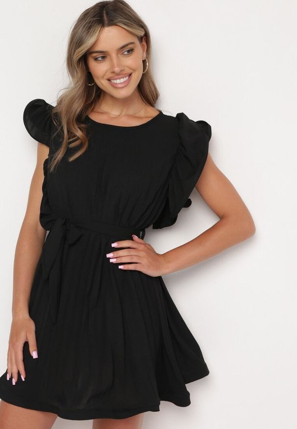 Born2be - Czarna Plisowana Sukienka z Materiałowym Paskiem w Talii i Ozdobnymi Falbankami Christi. Typ kołnierza: kołnierz z falbankami. Kolor: czarny. Materiał: materiał. Typ sukienki: rozkloszowane