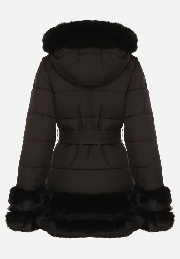 Born2be - Czarna Taliowana Kurtka z Paskiem Kapturem i Ozdobnym Futrem Rainaria. Okazja: na co dzień, na spotkanie biznesowe, do pracy. Kolor: czarny. Materiał: futro. Styl: casual, biznesowy, elegancki, retro