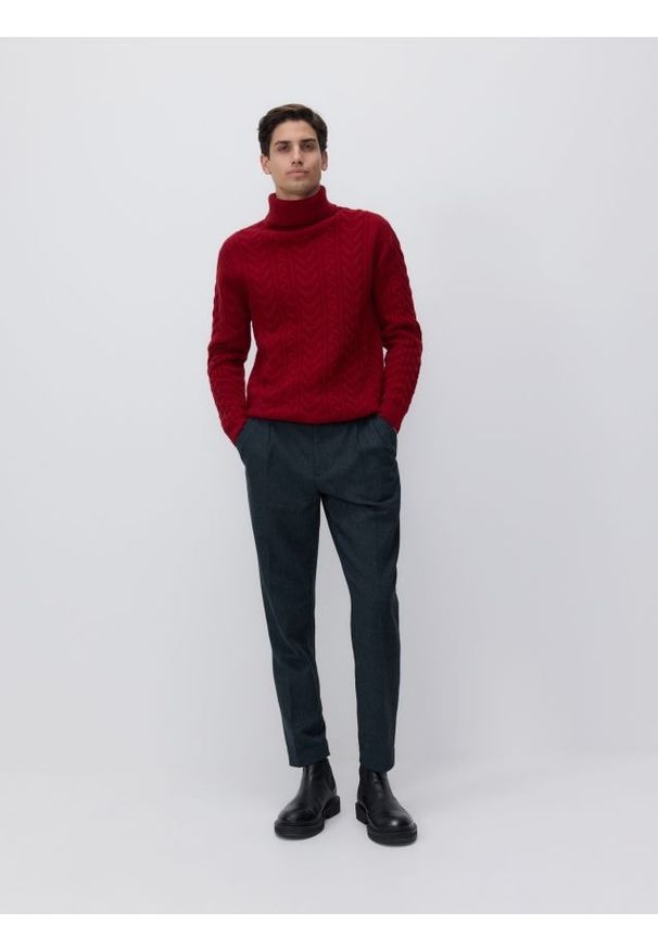 Reserved - Wełniany golf o warkoczowym splocie - czerwony. Typ kołnierza: golf. Kolor: czerwony. Materiał: wełna. Wzór: ze splotem