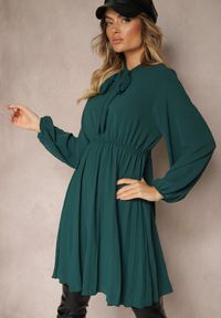 Renee - Ciemnozielona Plisowana Sukienka o Eleganckim Kroju z Wiązaniem przy Dekolcie i Gumką w Pasie Belorinda. Okazja: na co dzień. Typ kołnierza: typu klepsydra. Kolor: zielony. Długość rękawa: długi rękaw. Styl: elegancki #5