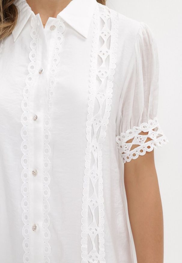 Born2be - Biała Koszulowa Sukienka Mini z Koronką i Perłowymi Guzikami Isira. Okazja: na imprezę. Kolor: biały. Materiał: koronka. Wzór: koronka. Sezon: lato. Typ sukienki: koszulowe. Styl: elegancki. Długość: mini