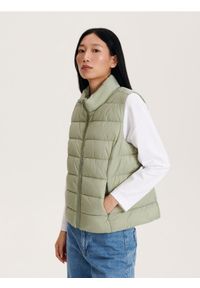 Reserved - Kamizelka z wypełnieniem z recyklingu - jasnozielony. Kolor: zielony. Materiał: tkanina. Wzór: gładki #1
