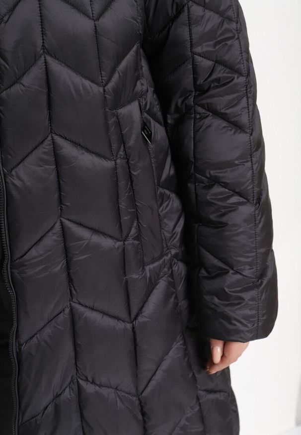 Born2be - Czarna Długa Kurtka z Ozdobnym Pikowanym Przeszyciem i Kapturem Pretini. Okazja: na co dzień. Kolekcja: plus size. Kolor: czarny. Materiał: jeans. Długość rękawa: długi rękaw. Długość: długie. Styl: klasyczny, casual, elegancki