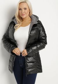Born2be - Czarna Pikowana Kurtka z Kapturem Terilire. Okazja: na co dzień. Typ kołnierza: kaptur. Kolor: czarny. Materiał: jeans. Długość: długie. Styl: klasyczny, casual, elegancki, wizytowy #7