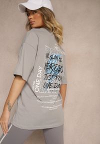 Renee - Szara Bawełniana Koszulka T-shirt z Nadrukiem na Tyle i Napisami Danilaria. Kolor: szary. Materiał: bawełna. Wzór: napisy, nadruk