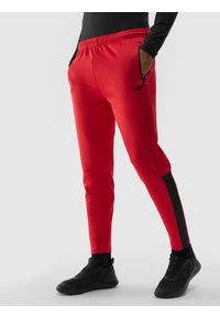 4f - Spodnie treningowe szybkoschnące męskie - czerwone. Kolor: czerwony. Materiał: syntetyk, elastan, materiał, włókno, dzianina, skóra. Wzór: ze splotem. Sport: fitness