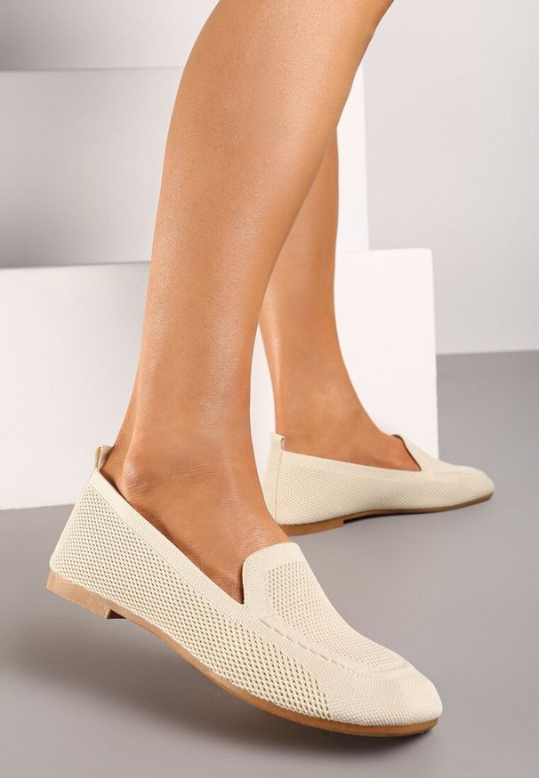 Born2be - Beżowe Płaskie Wsuwane Mokasyny z Perforacją i Kwadratowym Noskiem Janestia. Okazja: na spotkanie biznesowe, do pracy. Zapięcie: bez zapięcia. Kolor: beżowy. Materiał: jeans, len. Obcas: na płaskiej podeszwie. Styl: elegancki, biznesowy