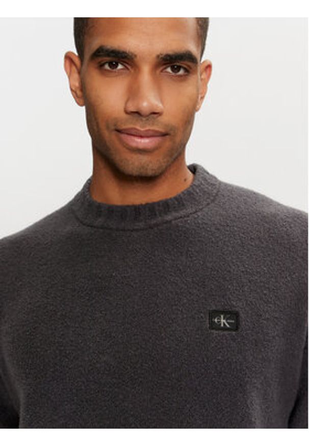 Calvin Klein Jeans Sweter J30J326202 Czarny Boxy Fit. Kolor: czarny. Materiał: syntetyk, bawełna