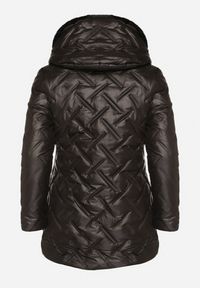 Born2be - Czarna Pikowana Kurtka z Kapturem i Futrzaną Wyściółką Navea. Okazja: do pracy, na co dzień, na spotkanie biznesowe. Typ kołnierza: kaptur. Kolekcja: plus size. Kolor: czarny. Materiał: futro. Wzór: ze splotem. Styl: casual, biznesowy #5