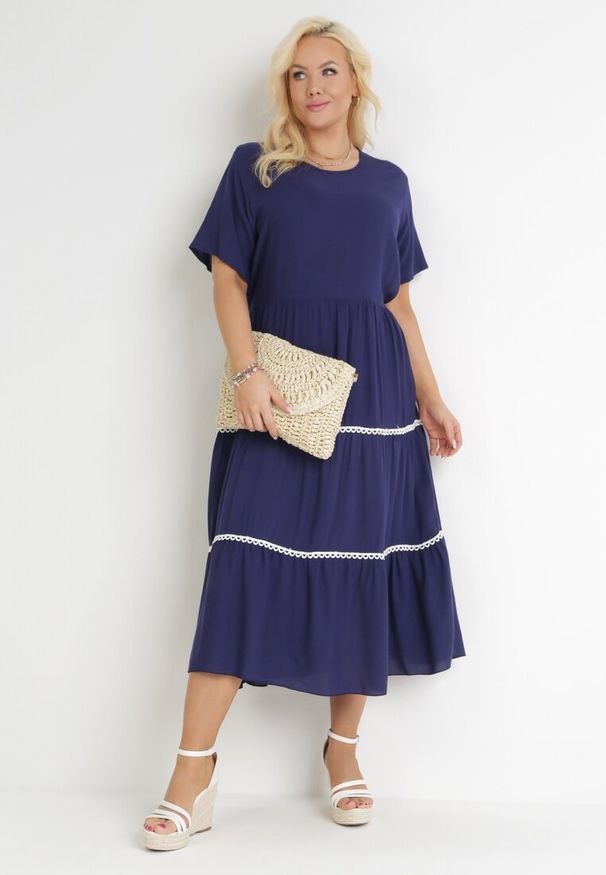 Born2be - Granatowa Rozkloszowana Sukienka Maxi Wiązana z Tyłu Zathia. Kolor: niebieski. Materiał: materiał. Wzór: ażurowy. Długość: maxi