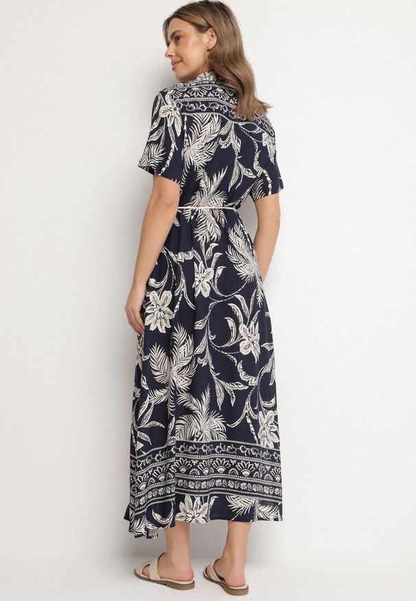 Born2be - Granatowa Koszulowa Sukienka z Wiskozy w Kwiatowy Wzór z Kieszeniami Eramira. Okazja: na co dzień. Kolor: niebieski. Materiał: wiskoza. Długość rękawa: długi rękaw. Wzór: kwiaty. Sezon: lato. Typ sukienki: koszulowe. Styl: elegancki, casual