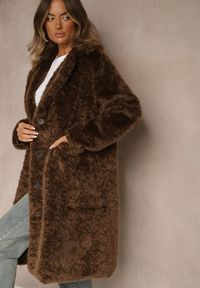 Renee - Brązowy Futrzany Płaszcz o Długim Kroju Typu Teddy Tadelia. Okazja: na co dzień. Kolor: brązowy. Materiał: futro. Długość: długie. Styl: klasyczny, casual #5