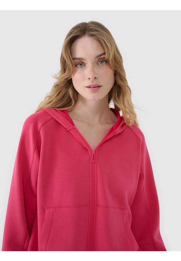 4f - 4F Bluza dresowa rozpinana z modalem damska - różowa XL. Okazja: na co dzień. Typ kołnierza: kaptur. Kolor: różowy. Materiał: dresówka. Długość rękawa: raglanowy rękaw. Wzór: ze splotem, gładki. Styl: sportowy, casual. Sport: fitness