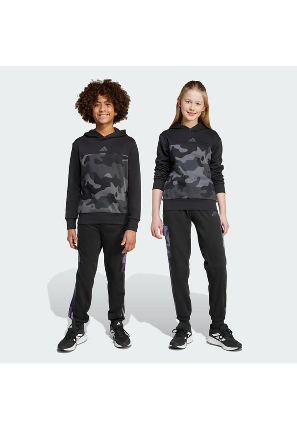 Adidas - Spodnie dziecięce Seasonal Essentials Camo French Terry Cargo. Kolor: czarny, biały, wielokolorowy. Materiał: bawełna, materiał. Sport: joga i pilates