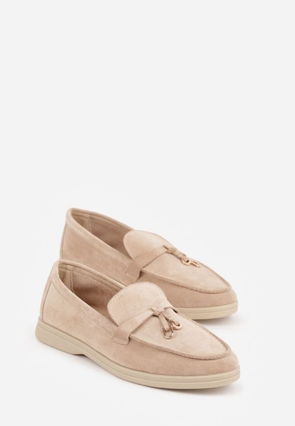 Renee - Ciemnobeżowe Mokasyny z Imitacji Zamszu Zdobione Zawieszką i Przeszyciem Aezoris. Okazja: na co dzień. Kolor: beżowy. Materiał: zamsz. Wzór: aplikacja. Styl: elegancki, casual