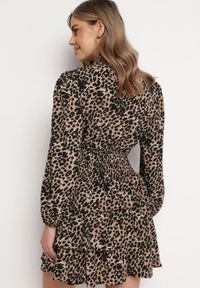 Born2be - Brązowa Sukienka Mini Rozkloszowana w Cętki Ozdobiona Falbankami Fertta. Okazja: na co dzień. Typ kołnierza: kołnierz z falbankami. Kolor: brązowy. Długość rękawa: na ramiączkach. Wzór: aplikacja. Sezon: wiosna, lato. Styl: casual. Długość: mini #4