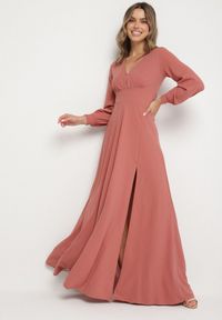 Born2be - Różowa Rozkloszowana Sukienka Koktajlowa z Bufiastymi Rękawami i Rozcięciem na Nogę Erqellia. Okazja: na imprezę. Typ kołnierza: dekolt w serek. Kolor: różowy. Styl: wizytowy #1