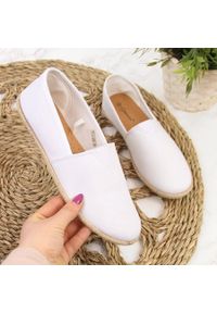 Espadryle damskie tekstylne slip on białe McKeylor. Zapięcie: bez zapięcia. Kolor: biały. Materiał: materiał. Szerokość cholewki: normalna #1