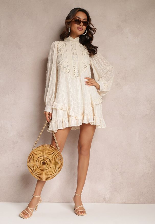 Renee - Jasnobeżowa Sukienka Mini z Falbankami i Koronkowymi Wstawkami Piolini. Typ kołnierza: kołnierz z falbankami. Kolor: beżowy. Materiał: koronka. Wzór: ażurowy. Długość: mini