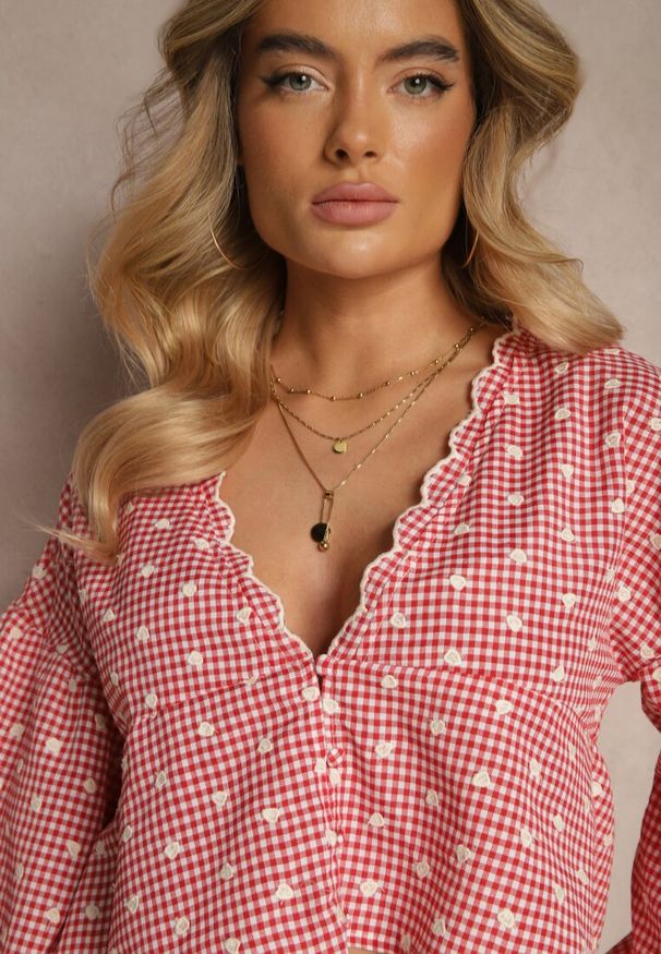 Renee - Czerwona Koszula z Lekkimi Bufkami i Haftami z Dodatkiem Bawełny w Kratę Alitea. Okazja: na co dzień. Typ kołnierza: kołnierzyk klasyczny, dekolt w kształcie V. Kolor: czerwony. Materiał: bawełna. Długość: krótkie. Wzór: haft. Styl: klasyczny, casual