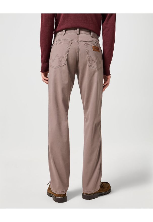 Wrangler - WRANGLER MĘSKIE SPODNIE MATERIAŁOWE TEXAS IRON 112356884 W121017431. Materiał: materiał