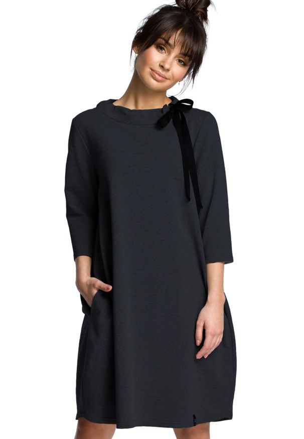 BE - Wygodna sukienka oversize z kieszeniami wiązanie grafitowa. Okazja: na co dzień. Kolor: szary. Typ sukienki: oversize. Styl: casual
