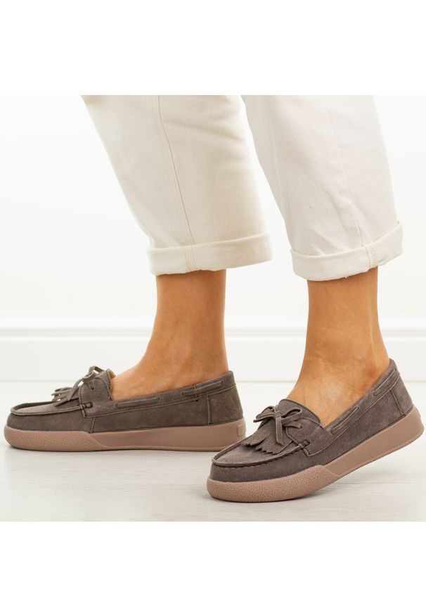 Brązowe skórzane mokasyny damskie Vinceza 93223. Okazja: na co dzień. Nosek buta: okrągły. Kolor: biały. Szerokość cholewki: normalna. Wzór: aplikacja. Materiał: skóra. Sezon: wiosna, lato, jesień. Obcas: na płaskiej podeszwie. Styl: casual