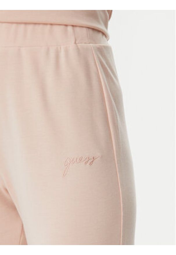 Guess Spodnie materiałowe O5GB05 KCQP2 Pomarańczowy Regular Fit. Kolor: pomarańczowy. Materiał: syntetyk
